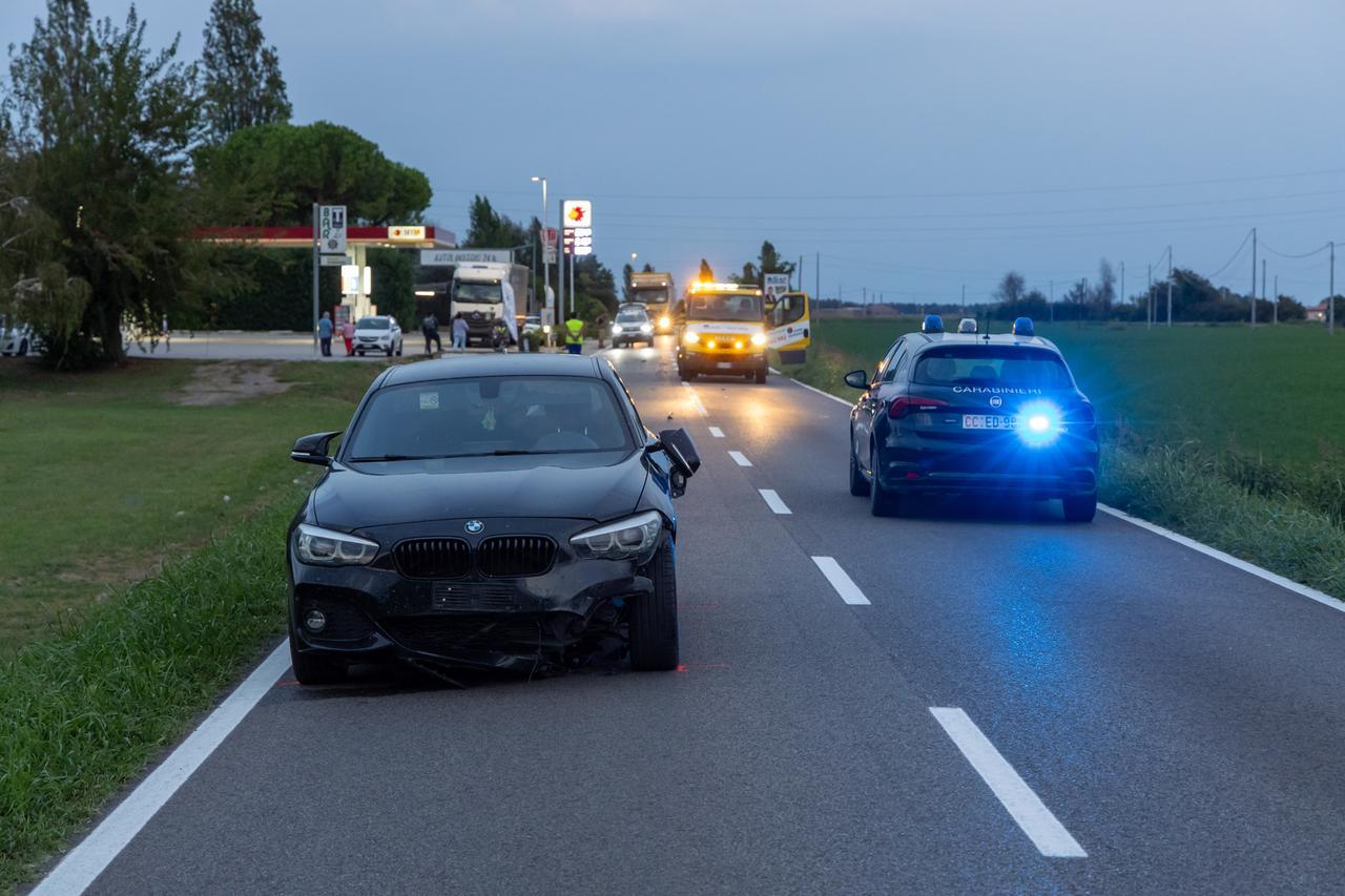 Tampona un’auto, cade dallo scooter e viene investita: minorenne in pericolo di vita dopo l’incidente a Migliaro