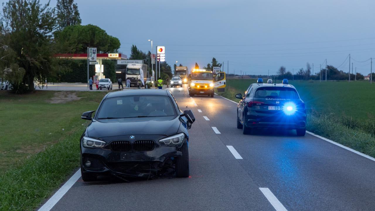 Tampona un’auto, cade dallo scooter e viene investita: minorenne in pericolo di vita dopo l’incidente a Migliaro