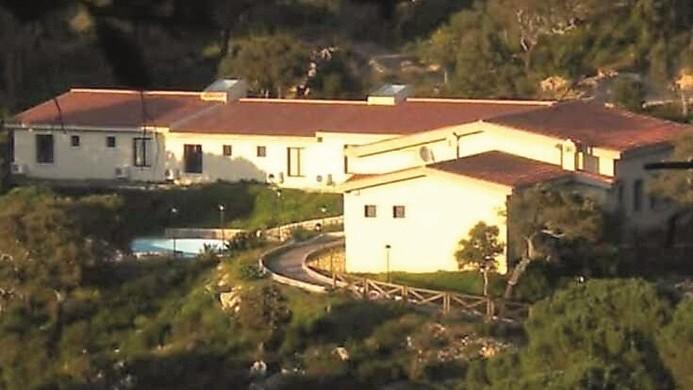 Muore il gestore, l’albergo nel bosco va in concessione per 20 anni: ecco dove