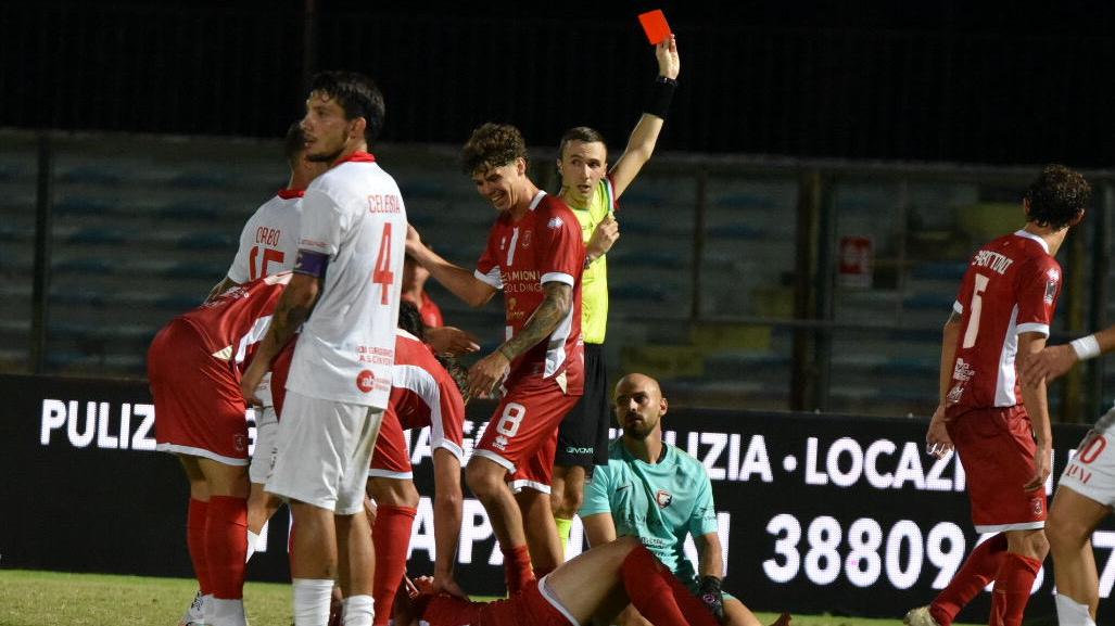 L’espulsione del portiere Spurio del Campobasso al 38’ della ripresa (foto Agenzia Bf)