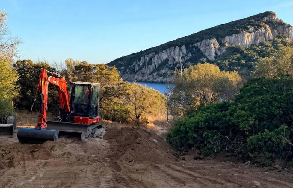 Ruspe a Cala Moresca per il film con Adam Sandler, scoppia la polemica: «Si può fare in un’area protetta?»