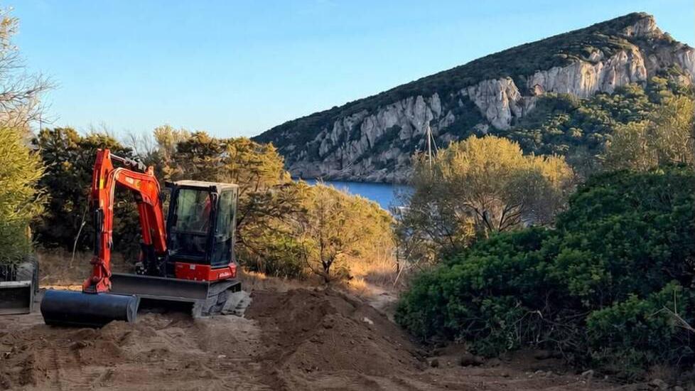 Ruspe a Cala Moresca per il film con Adam Sandler, scoppia la polemica: «Si può fare in un’area protetta?»