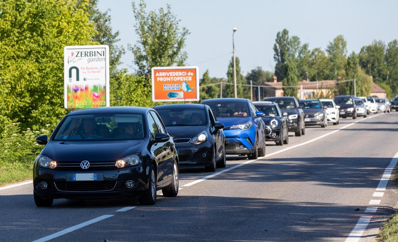 Traffico incessante e lavori, a Ferrara i residenti di via Ravenna fanno lo slalom tra i disagi