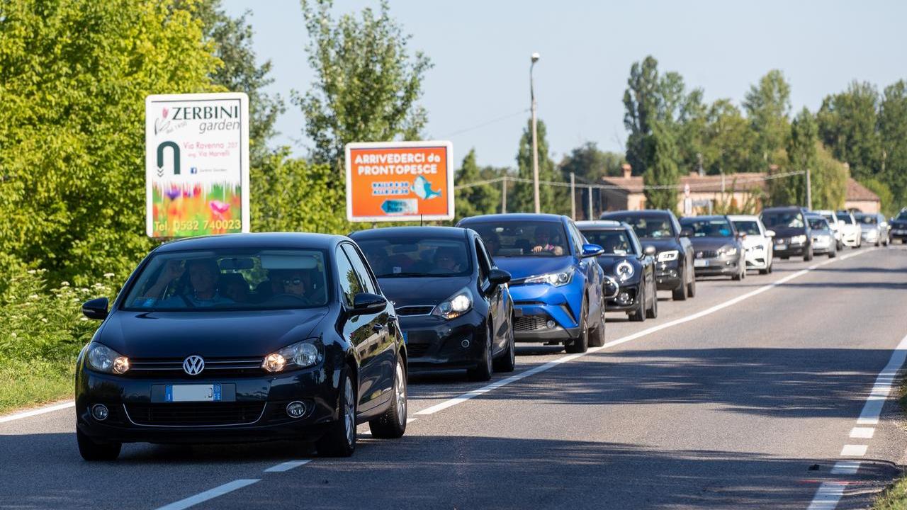 Traffico incessante e lavori, a Ferrara i residenti di via Ravenna fanno lo slalom tra i disagi