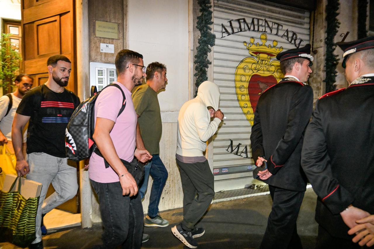 Preso il 50enne che ha sparato contro la scrittrice a Roma, confessa: «L’ho fatto per divertimento»