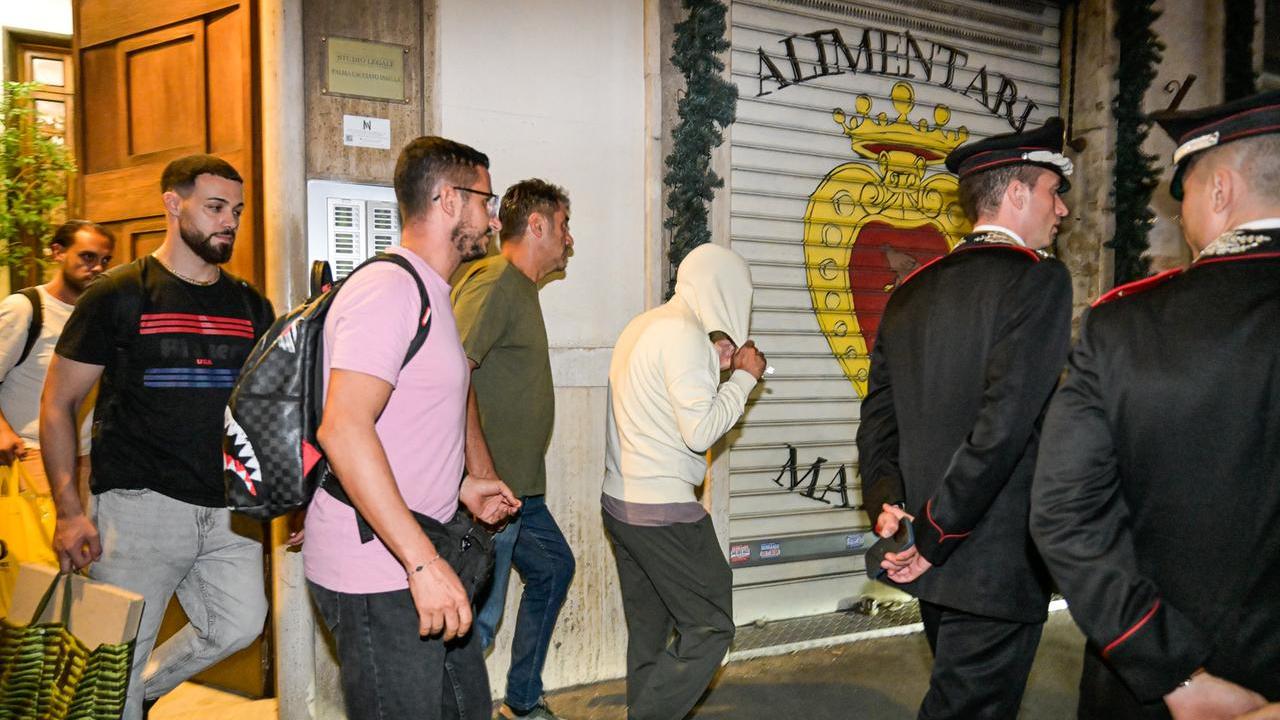 Preso il 50enne che ha sparato contro la scrittrice a Roma, confessa: «L’ho fatto per divertimento»