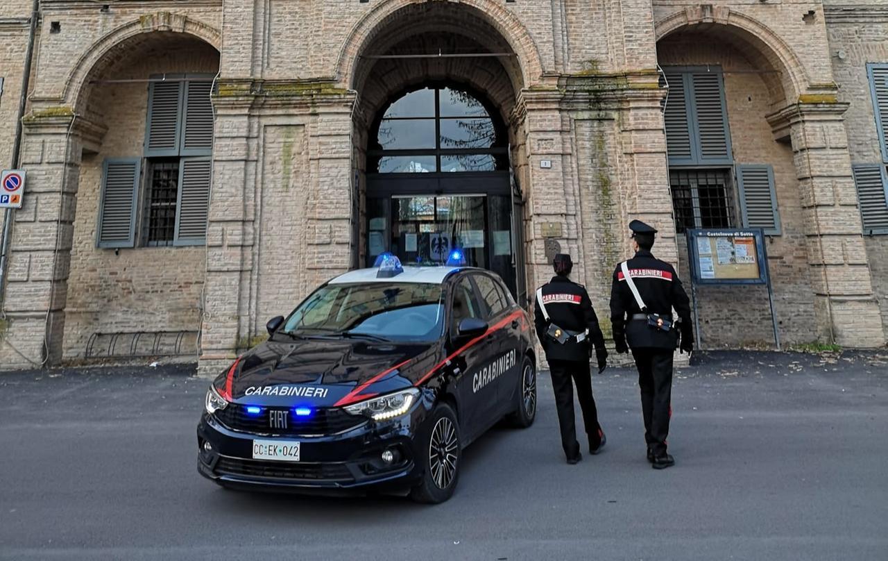 «Ti taglio la gola», picchia e minaccia la madre per anni: allontanato il figlio violento