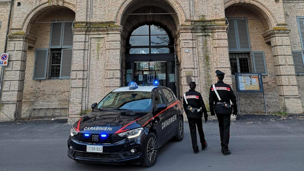 «Ti taglio la gola», picchia e minaccia la madre per anni: allontanato il figlio violento