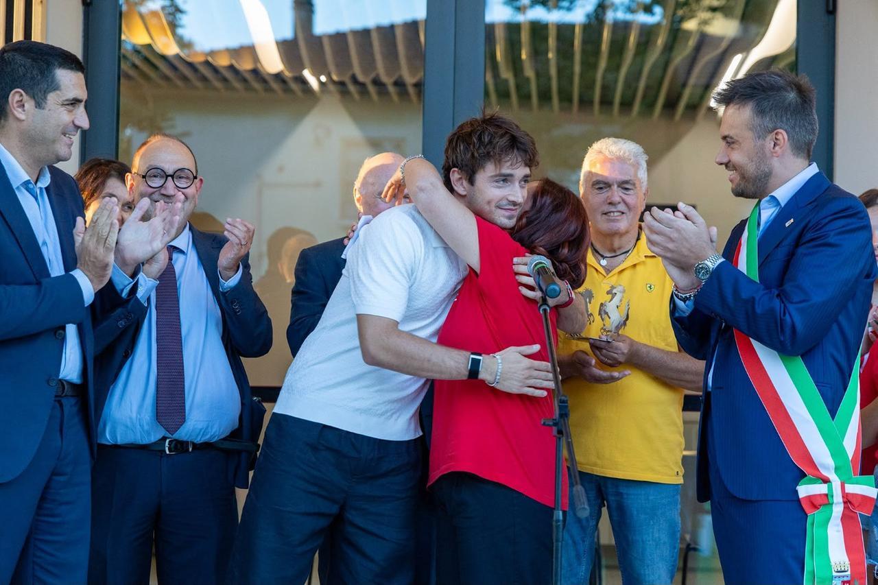 
	L'abbraccio a Charles Leclerc per la donazione


