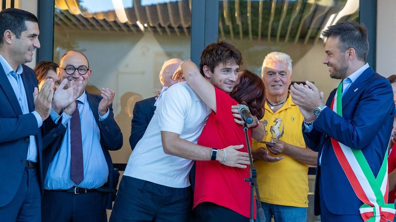 L'abbraccio a Charles Leclerc per la donazione