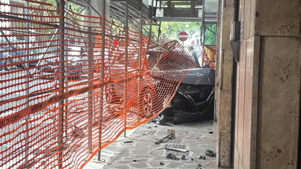 L’auto sfonda il ponteggio e si schianta contro il negozio: «È la terza volta in quattro anni»