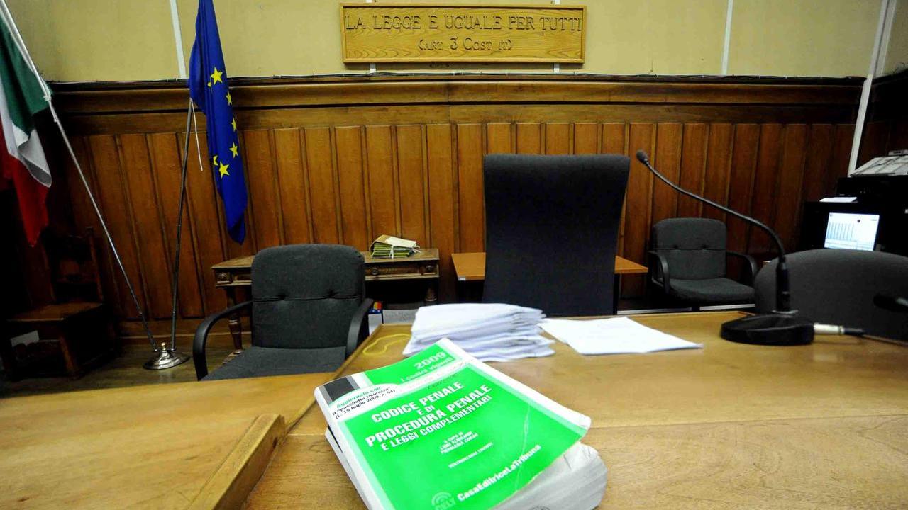 Ferrara, violenza nel bagno di un locale: condannato a 4 anni