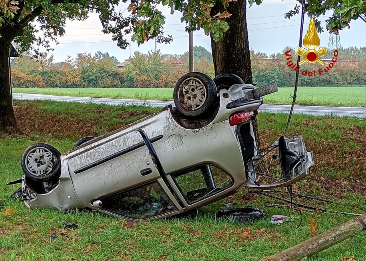 Reggio Emilia, auto finisce fuori strada in via Volta: conducente illeso