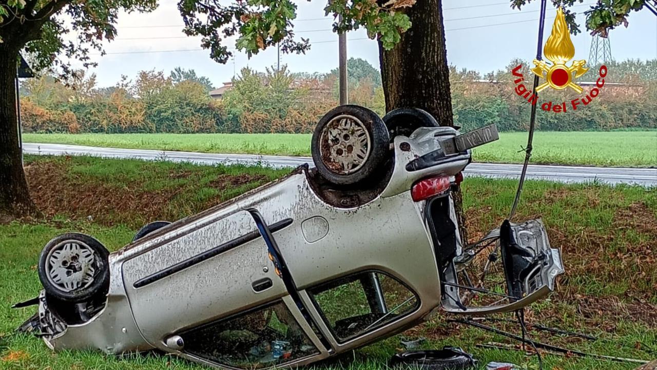Reggio Emilia, auto finisce fuori strada in via Volta: conducente illeso