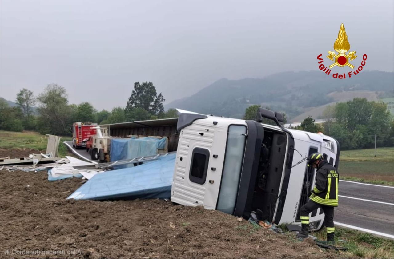 Camion si ribalta a Viano: disagi lungo la Provinciale 7