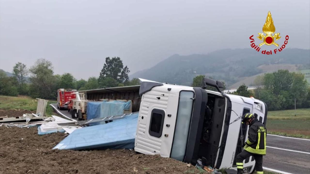 Camion si ribalta a Viano: disagi lungo la Provinciale 7