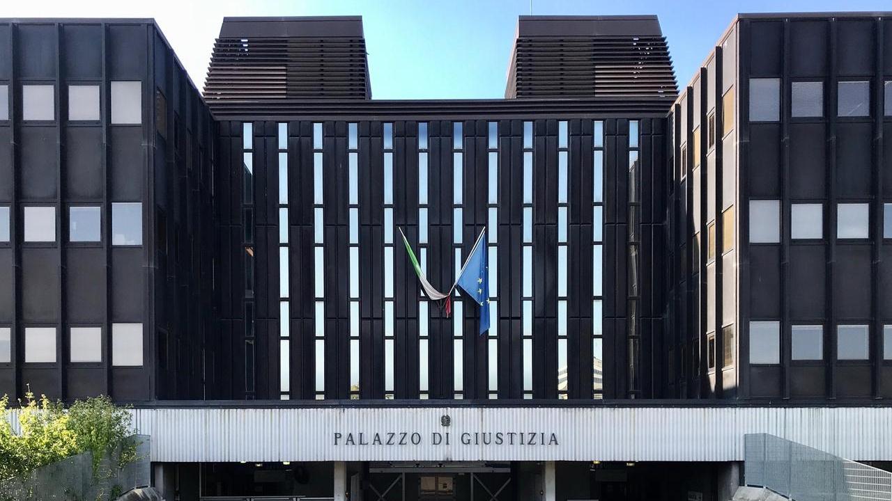 Tenta di strangolare il figlio, il padre davanti al giudice: «Non lavora e non studia. Non riesco a gestirlo»