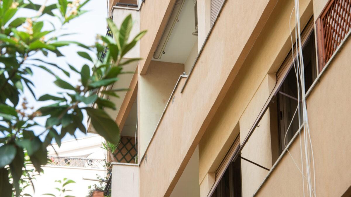 Precipitano dal balcone, gravissimi due bambini di due e cinque anni: uno era solo in casa