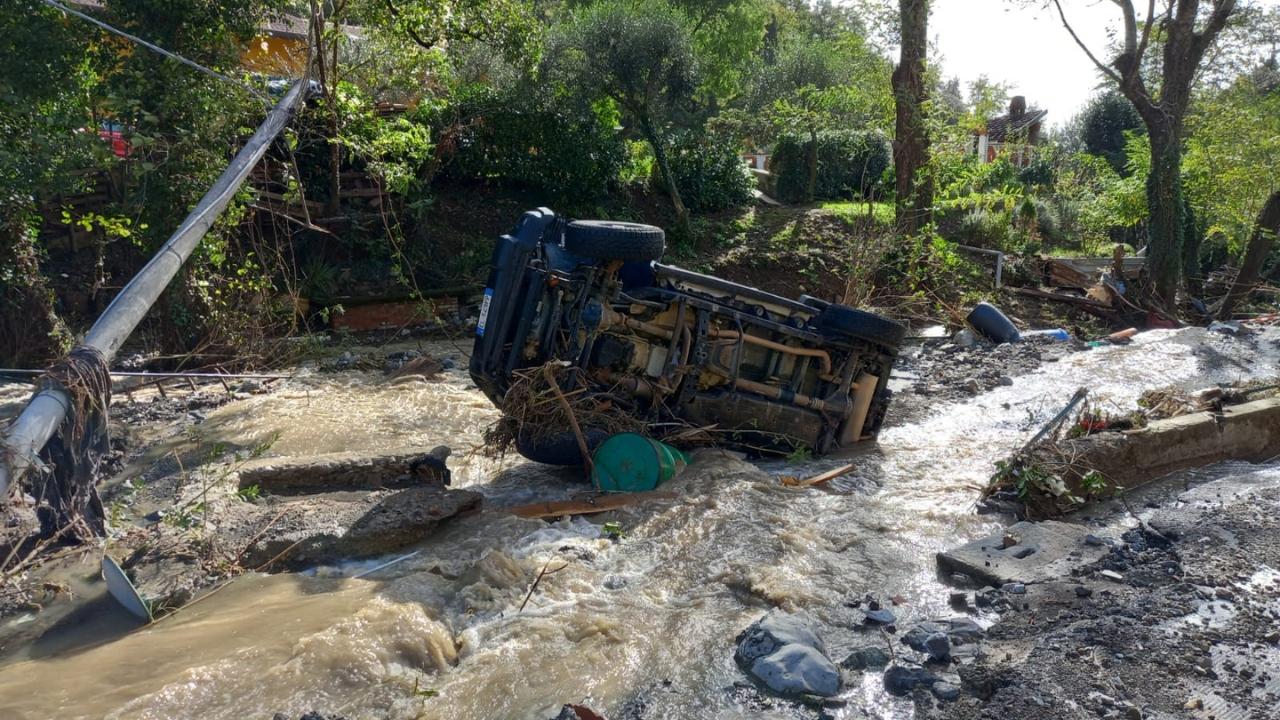 Un'auto travolta dall'alluvione del 2 novembre 2023