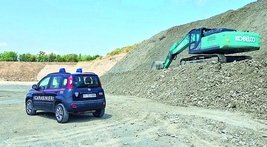 Cava oltre i limiti e scarpate non a norma lungo il torrente Enza: scattano le sanzioni