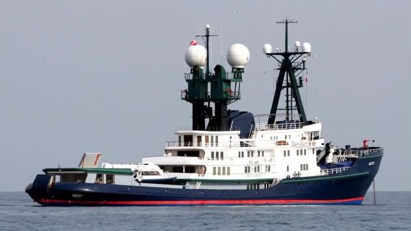 Artic P, avvistato al largo di Capo Caccia “l’explorer” yacht unico al mondo: la sua storia
