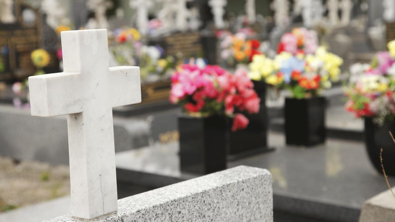 Operatore del cimitero cade dentro una tomba aperta: una donna sente i lamenti dalla fossa e lo salva