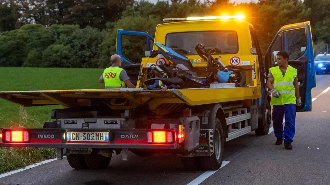 Grave la 16enne coinvolta nell’incidente a Migliaro: il paese prega per lei