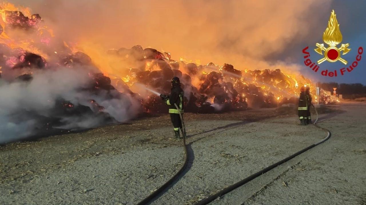 Un altro incendio nell’impianto a biomasse di Finale Emilia, il sindaco lo sospende: «Basta, servono garanzie»
