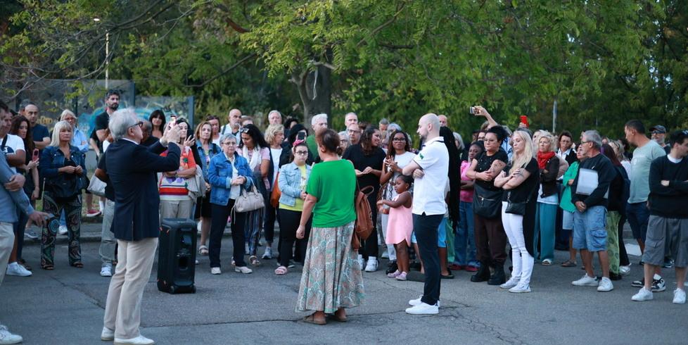 Protesta davanti al Costellazioni: «Adesso basta: serve chiarezza»