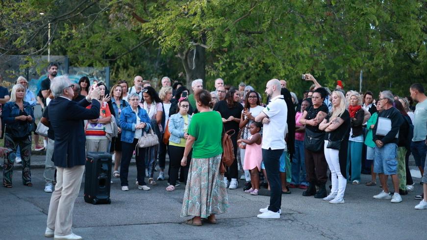 Protesta davanti al Costellazioni: «Adesso basta: serve chiarezza»