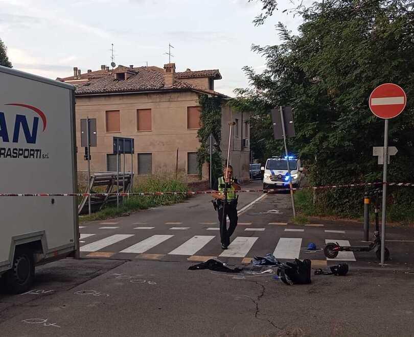 Monopattino contro furgone. Grave 22enne, è in terapia intensiva