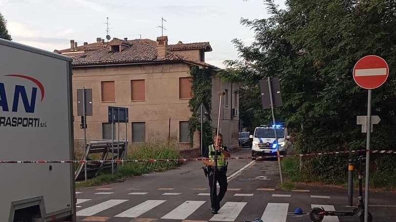 Monopattino contro furgone. Grave 22enne, è in terapia intensiva