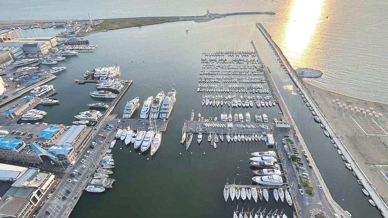 Una veduta dall’alto del porto di Viareggio (foto Carlo Alberto Silicani)