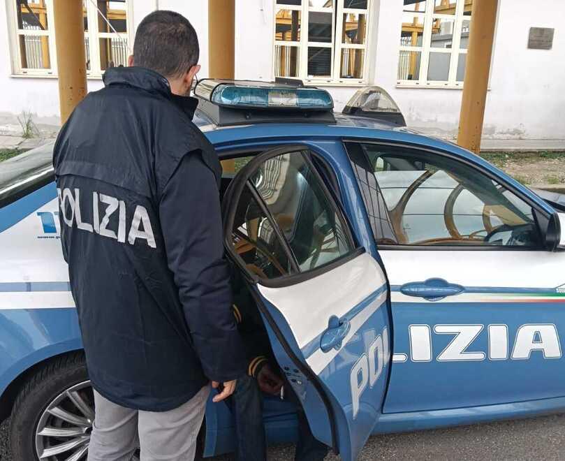 Capannori, giovane violento minaccia e aggredisce gli operatori