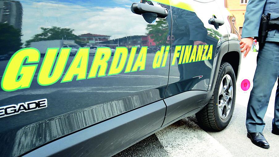 Una pattuglia della guardia di finanza (foto d'archivio)