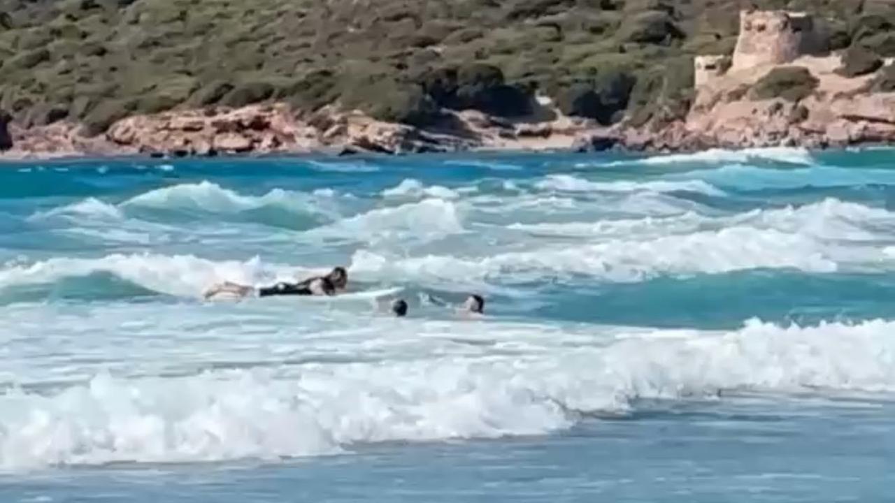 Sassari, due bagnanti rischiano di annegare: le salvano i bagnini Vosma e il surfista Marco Pistidda