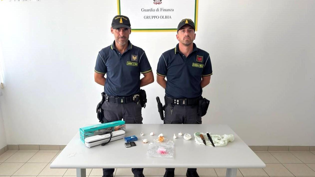 Giovane olbiese arrestato dalla guardia di finanza: in casa aveva la “cocaina rosa”