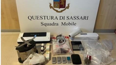 Scoperta una casa dello spaccio a Sassari: sequestrati droga e contanti