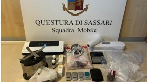 Sassari, scoperta una casa dello spaccio: sequestrati droga e contanti – La retata
