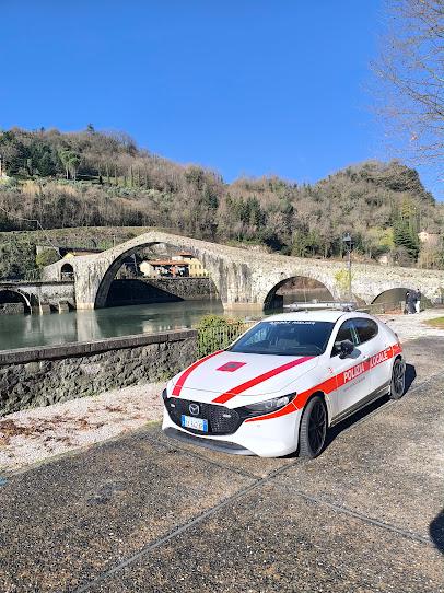 Borgo a Mozzano, non si ferma all’alt della polizia e si schianta contro un muro