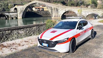 Borgo a Mozzano, non si ferma all’alt della polizia e si schianta contro un muro