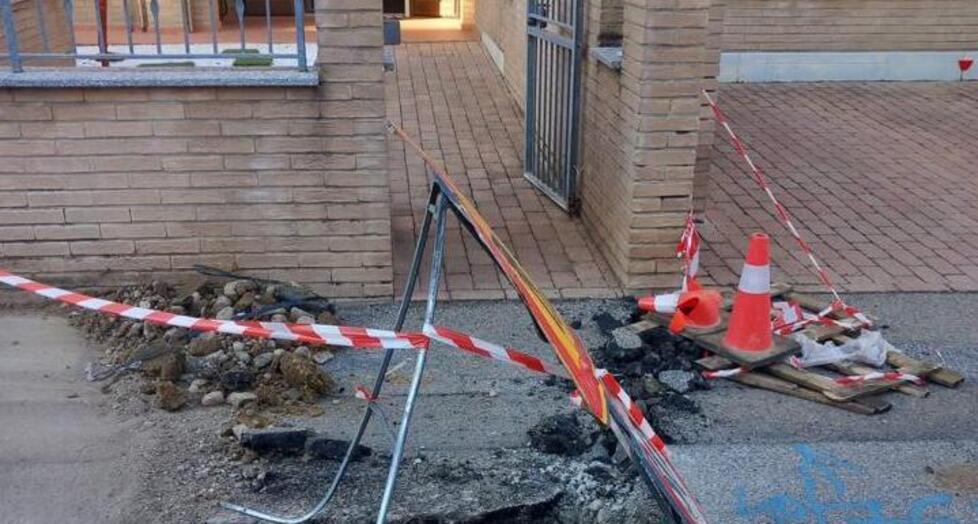 Torna a casa da lavoro e trova l’ingresso di casa bloccato da un cantiere: «Così non riesco a entrare»