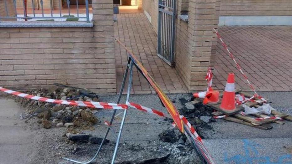 Torna a casa da lavoro e trova l’ingresso di casa bloccato da un cantiere: «Così non riesco a entrare»