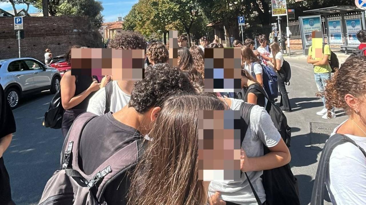Grosseto, pullman troppo pieno all’uscita di scuola: quaranta ragazzi rimangono a piedi – «Servono più mezzi»