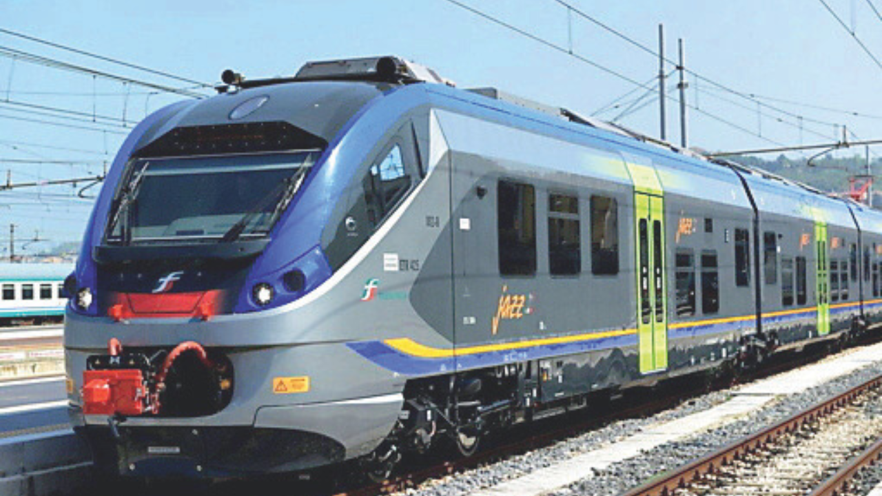 
	Un treno lungo la tratta Firenze-Viareggio (foto archivio)

