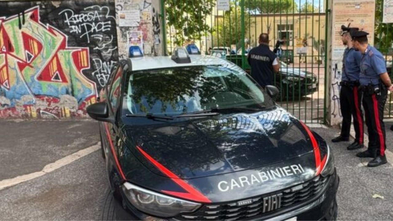 Roma, studente di 13 anni accoltella l'insegnante: ha tentato di filmare la scena con una go-pro su un casco. Il possibile movente