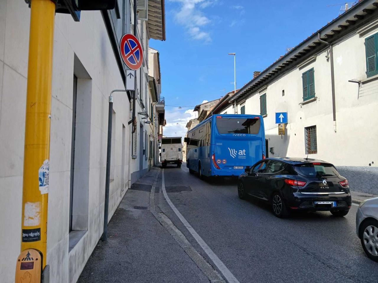 
	Il bus bloccato in via Carradori

