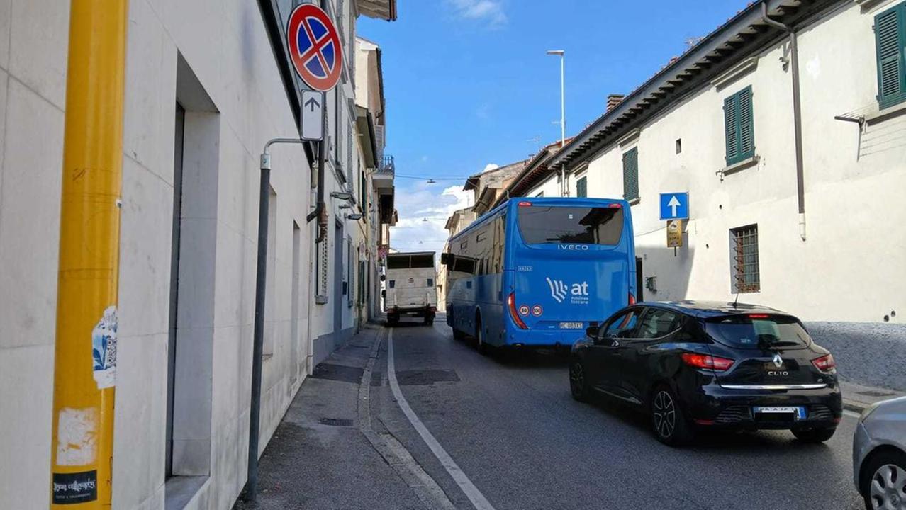 Il bus bloccato in via Carradori