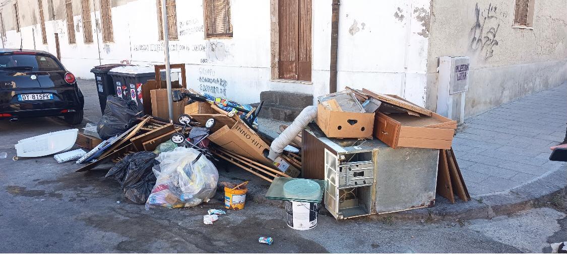 Sassari, svuotano un appartamento e scaricano tutto in strada: le telecamere riprendono la scena