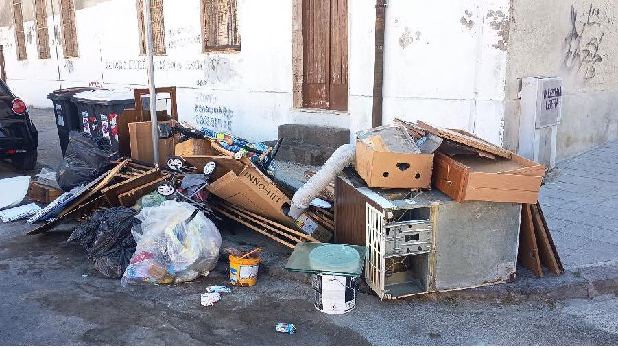 Sassari, svuotano un appartamento e scaricano tutto in strada: le telecamere riprendono la scena